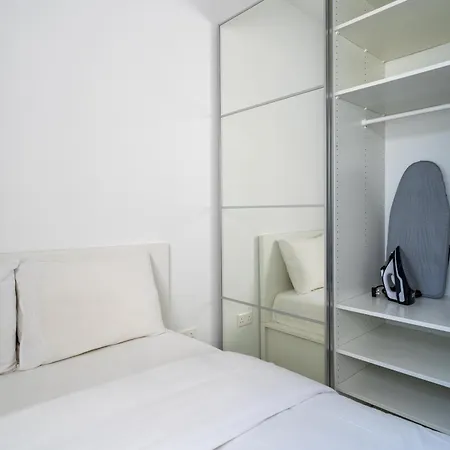 Rosemont & Balcony In Apartment