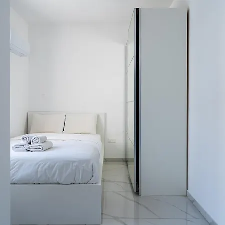 Rosemont & Balcony In *