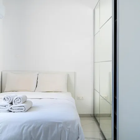 Rosemont & Balcony In شقة