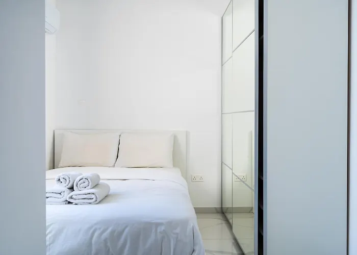 Rosemont & Balcony In Apartment